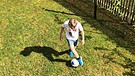 Fußballspielen im Garten | Bild: BR/Katrin Stadler
