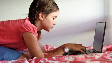 Mädchen schreibt am Laptop  | Bild: picture-alliance/dpa