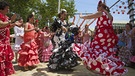 Flamencotänzerinnen bei einem Fest in Sevilla. | Bild: picture-alliance/dpa