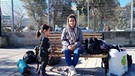 Maryam Reza aus Afghanistan wartet mit ihrer Tocher Nahal auf eine Gelegenheit auf eine Fähre zu kommen, um von Lesbos zum griechischen Festland zu gelangen. Sie will nach Berlin wo die Schwester ihres Mannes lebt. | Bild: dpa-Bildfunk/Takis Tsafos