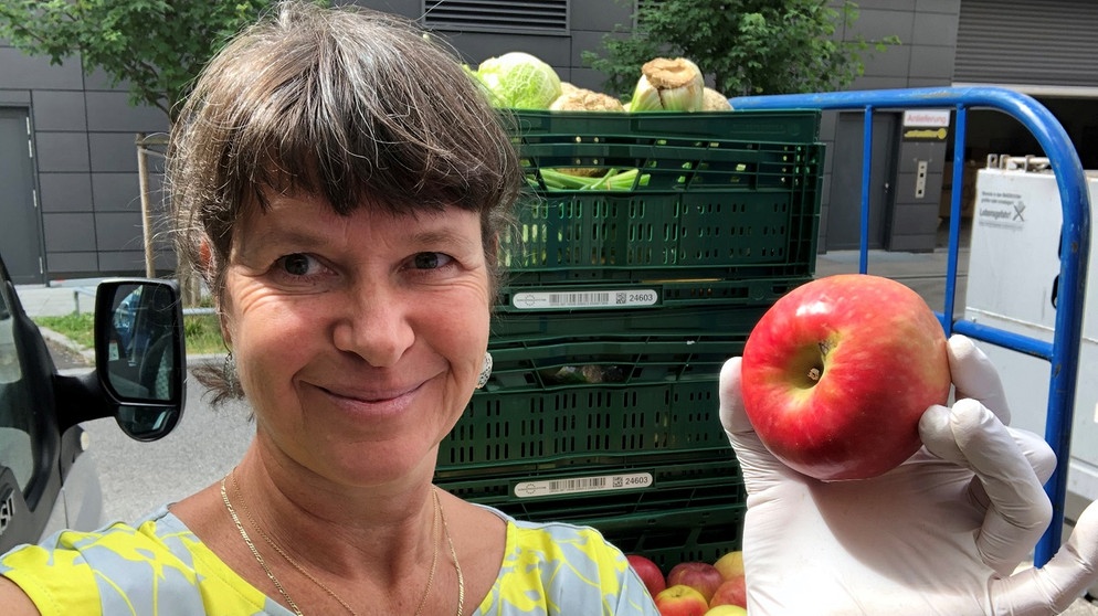 Lebensmittel-Retterin Katja Baldewein vom Verein Foodsharing e.V. beim Einsammeln der Ware. Manche Früchte haben kleine Macken. | Bild: privat