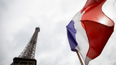Französische Flagge mit Eiffelturm | Bild: picture-alliance/dpa