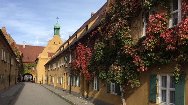 Fuggerei Augsburg: Im Herbst werden die Weinblätter rot. | Bild: BR | Susanne Roßbach