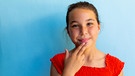 Ein Mädchen spricht Gebärdensprache | Bild: picture alliance / Zoonar | Channel Partners