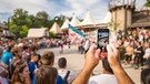 Eindrücke vom Kaltenberger Ritterturnier: Zuschauer filmt mit dem Handy. | Bild: Kaltenberger Ritterturnier 2019
