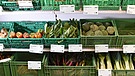 Obst- und Gemüsekästen in Supermarkt ohne Verpackung | Bild: picture-alliance/dpa