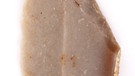 Ein auf der Fundstelle aufgelesenes Steingerät aus der späten Mittelsteinzeit (Mesolithikum), ein sog. Mikrolith | Bild: Stadtarchäologie Germering / Marcus Guckenbiehl