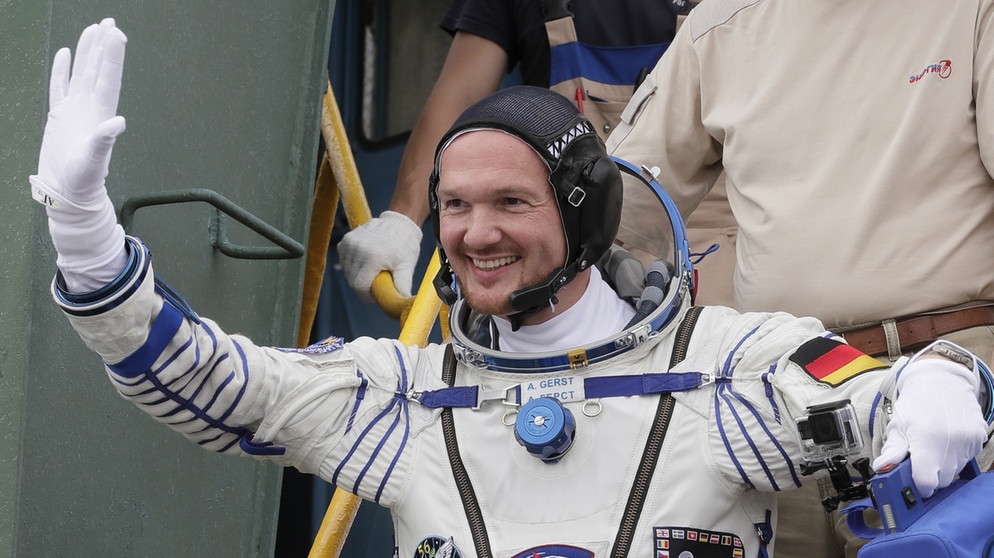 Astronaut Alexander Gerst steht am 6. Juni 2018 auf der Treppe zur Sojus-Rakete, die ihn zur Internationalen Raumstation ISS bringen wird. | Bild: dpa-Bildfunk/Dmitri Lovetsky