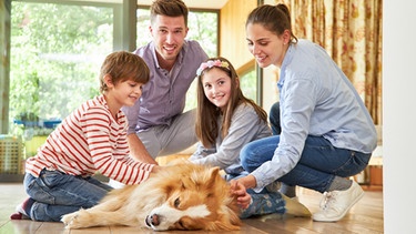 Familie mit Hund | Bild: picture-alliance/dpa