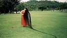 Die Chinesin Xie Qiuping lässt ihr Haar seit ihrem 13. Lebensjahr 1973 wachsen. Bei einer Messung am 8. Mai 2004 war es 5,627 m lang. | Bild: Bibliographisches Institut AG/Redaktion Guinness World Records 