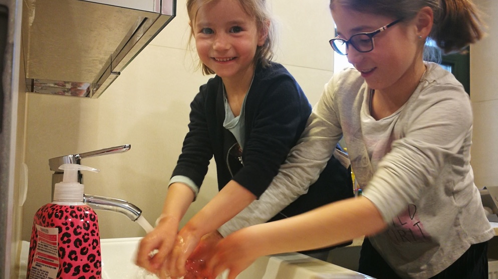 Magdalena und Antonia beim Händewaschen. Sie sind auch im Lied "Jeden Finger einzeln" zu hören. | Bild: privat | Katrin Stadler