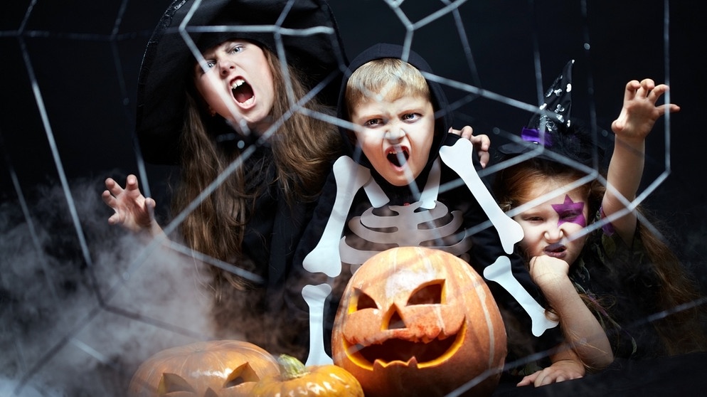 Kinder feiern verkleidet Halloween  | Bild: Getty Images