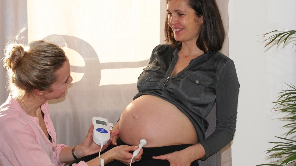 Hebamme Felizitas Riesemann bei der Arbeit mit einer Schwangeren. | Bild: privat