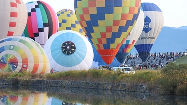 Der Start mehrerer Heißluftballons beim Internationalen Heißluftballon-Festival SAGA in Japan.  | Bild: picture alliance / ASSOCIATED PRESS | Tosei Kisanuki
