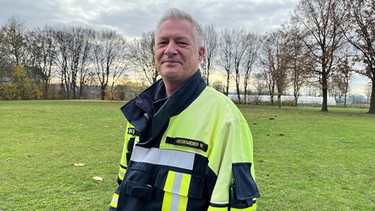 Werner Heckmeier ist Mitglied bei der Freiwilligen Feuerwehr Petershausen und war im Sommer 2021 nach der Flutkatastrophe im Ahrtal. | Bild: BR | Veronika Baum