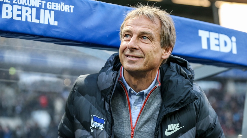 Cheftrainer Jürgen Klinsmann von Hertha BSC vor Spielbeginn im November 2019. | Bild: dpa-Bildfunk/Andreas Gora