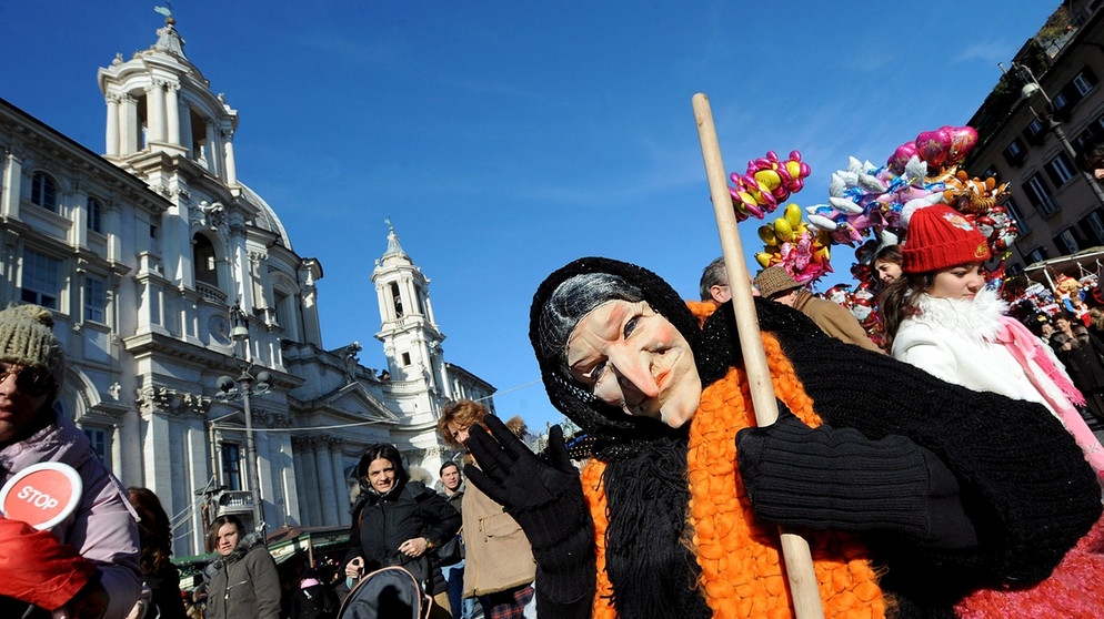 In Italien bringt die Hexe Befana die Geschenke am 6. Januar. Sie jagt den Heiligen Drei Königen hinterher - auf der Suche nach dem Jesuskind. | Bild: picture-alliance/dpa
