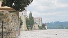 Inn und Donau sind wieder einmal über die Ufer getreten. Passau steht am 18./19.07.2021 nächste Hochwasser ins Haus. Ufernahe Wege wurden überspült. Die Menschen schützen ihre Häuser mit Sandsäcken. | Bild: BR/Zara Kroiß