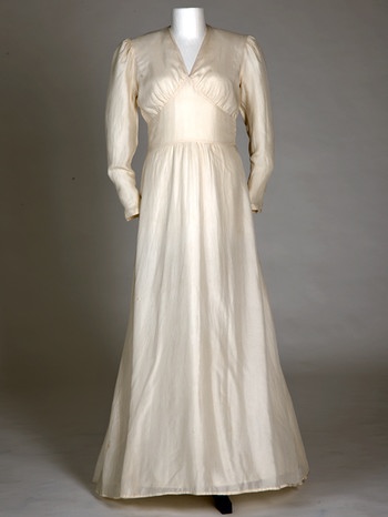 Kleidung aus seltsamen Stoffen: Hochzeitskleid aus Fallschirmseide von 1947. | Bild: TIM Augsburg