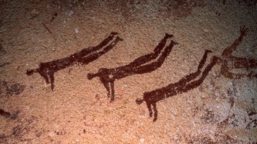 In der "Höhle der Bestien" (bzw. Mestikawi-Foggini-Höhle) am Fuß des Gebirges Gilf el-Kebir in der Sahara (Ägypten) entdeckten Forscher mehr als 8.000 Jahre alte Felsbilder. Die Zeichnungen von Menschen, die auf dem Bauch liegen und die Hände ausstrecken, könnten Schwimmer zeigen.  | Bild: picture-alliance/ ZB | Matthias Toedt