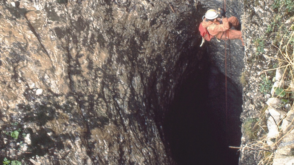 90 Meter tief führt der Schacht in die geheimnisvolle und gefährliche Unterwelt des Höllochs.  | Bild: Gerhard Baur Filmproduktion
