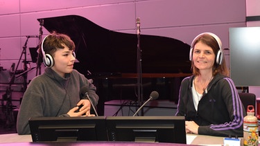 radioMikro-Moderatorin Katrin Waldenburg mit Studiogast Peer (von "Dein Song 2019). | Bild: BR
