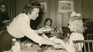 Candida Franck bei der Weihnachtsfeier mit einem Kinderchorkind, 1956 | Bild: BR/Historisches Archiv