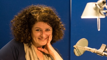Betthupferl-Sprecherin Christiane Roßbach bei Aufnahmen im Studio 10 des Bayerischen Rundfunks (2016). | Bild: BR/Stefanie Ramb