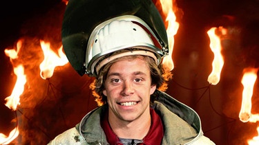 Checker Tobi als Feuerwehrmann | Bild: Megaherz GmbH/ Montage: BR