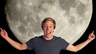 Checker Tobi vor einem riesengroßen Mond | Bild: Megaherz/ Collage: BR