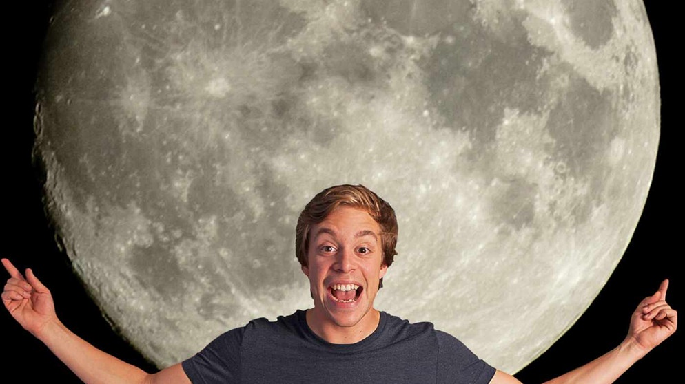 Checker Tobi vor einem riesengroßen Mond | Bild: Megaherz/ Collage: BR