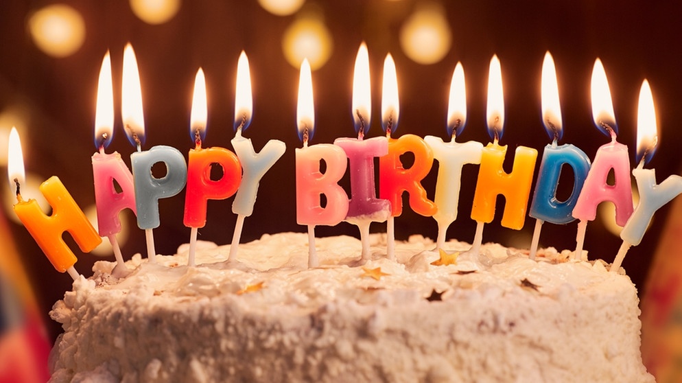 Happy birthday - Kuchen mit brennenden Geburtstagskerzen | Bild: colourbox.com