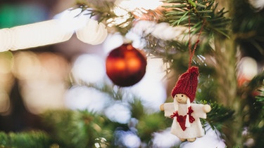 Christbaumschmuck an einem Weihnachtsbaum. | Bild: BR/Julia Müller