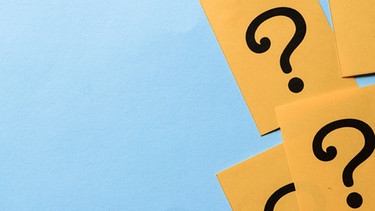 Fragezeichen auf orangem Papier gedruckt, hellblauer Hintergrund, für "Do Re Mikro - Das Geheimnis" | Bild: colourbox.com