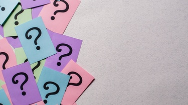 Fragezeichen auf buntem Pastellpapier gedruckt, für "Do Re Mikro - Das Geheimnis" | Bild: colourbox.com
