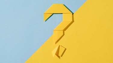 gelbes Fragezeichen auf blau-gelbem Grund, aus Papier gefaltet, für "Do Re Mikro - Das Geheimnis" | Bild: colourbox.com