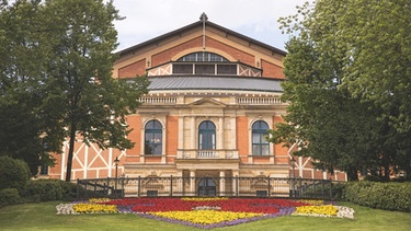 Blick auf das Festspielhaus in Bayreuth: Jedes Jahr finden hier auf dem "Grünen Hügel" die "Bayreuther Festspiele" statt.  | Bild: dpa-Bildfunk/Daniel Karmann