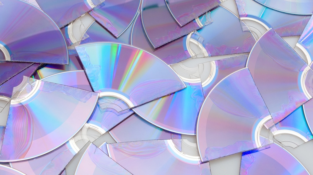 Zerbrochene und zerschnittene CDs, fertig für den Schredder | Bild: colourbox.com