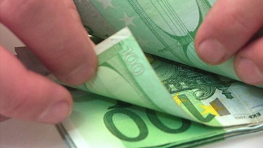 Hand zählt Geld (Symbolbild) | Bild: picture-alliance/dpa