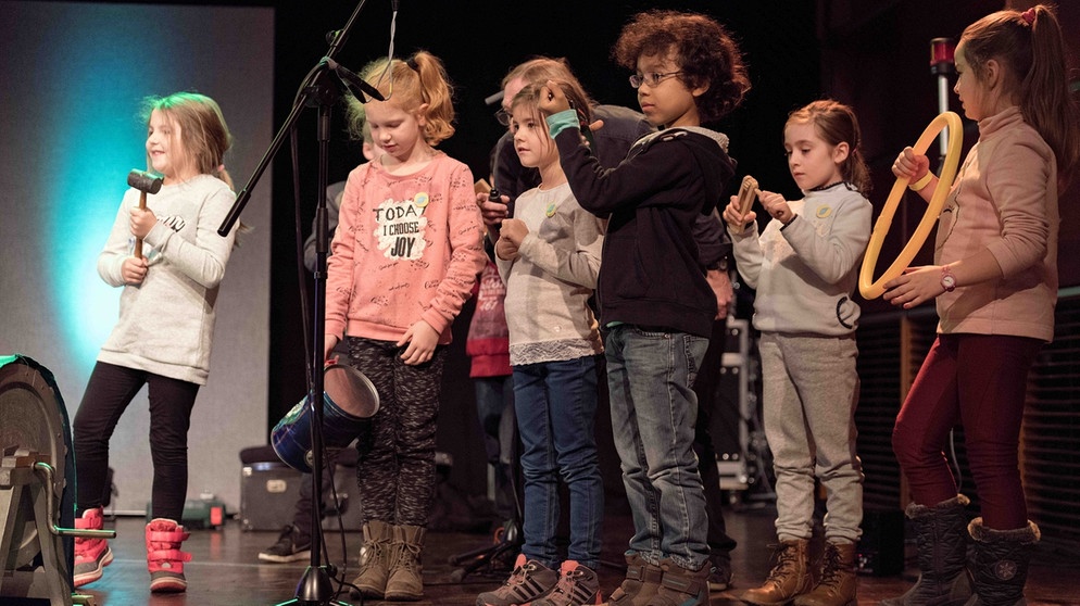 Bei der 1. Konferenz der Hörclubkinder der Stiftung Zuhören am 15. November 2017 führen Grundschulkinder im Funkhaus des BR live ein Hörspiel auf. | Bild: BR