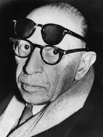 Neben einer "normalen" trägt Igor Strawinsky noch eine Sonnenbrille auf dem Kopf. Eine Foto aus dem Jahr 1959, aufgenommen in New York. | Bild: picture-alliance/dpa
