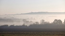 Nebelschwaden liegen im Tal | Bild: picture-alliance/dpa