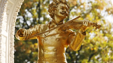 Das vergoldete Johann-Strauß-Denkmal in Wien. | Bild: picture-alliance/dpa