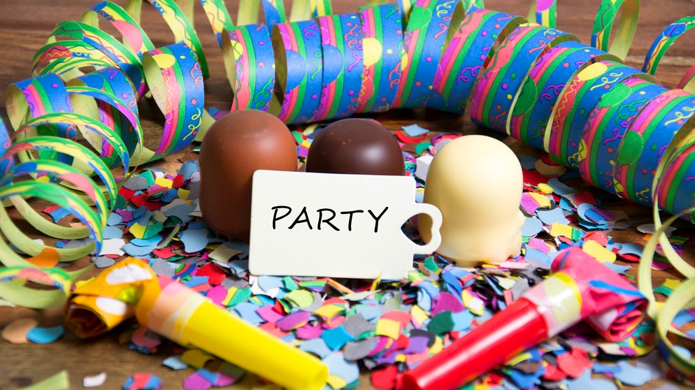 Partydekoration: Konfetti, Luftschlangen, Schaumküsse und Tröten | Bild: colourbox.com