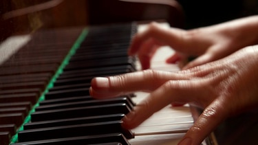 Hände in Bewegung auf der Klaviatur eines Klaviers. | Bild: colourbox.com