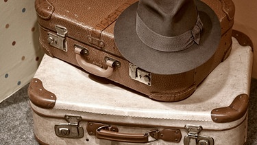Zwei alte Koffer und ein Hut.  | Bild: colourbox.com