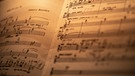 Blick in die Noten der drei Meditationen aus Leonard Bernsteins "Mass". | Bild: BR/Markus Konvalin