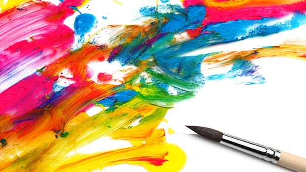 Kreativer Regenbogen in Aquarellfarbe mit Pinsel auf einem Blatt Papier | Bild: colourbox.com