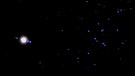 Jupiter mit Sternenhaufen. Der größte Planet des Sonnensystems ist als helles Licht mit seinen vier Monden neben dem Sternhaufen Krippe im Sternbild Krebs zwischen den Sternbildern des Tierkreises Loewe und Zwillinge zu sehen.  | Bild: picture alliance / Klaus Rose