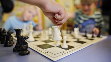 Kinder spielen Schach | Bild: picture-alliance/dpa